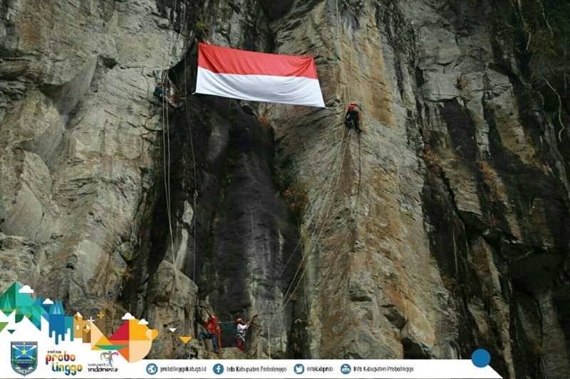 Bendera Merah Putih raksasa dibentangkan di kawasan air tejun Kali Pedati