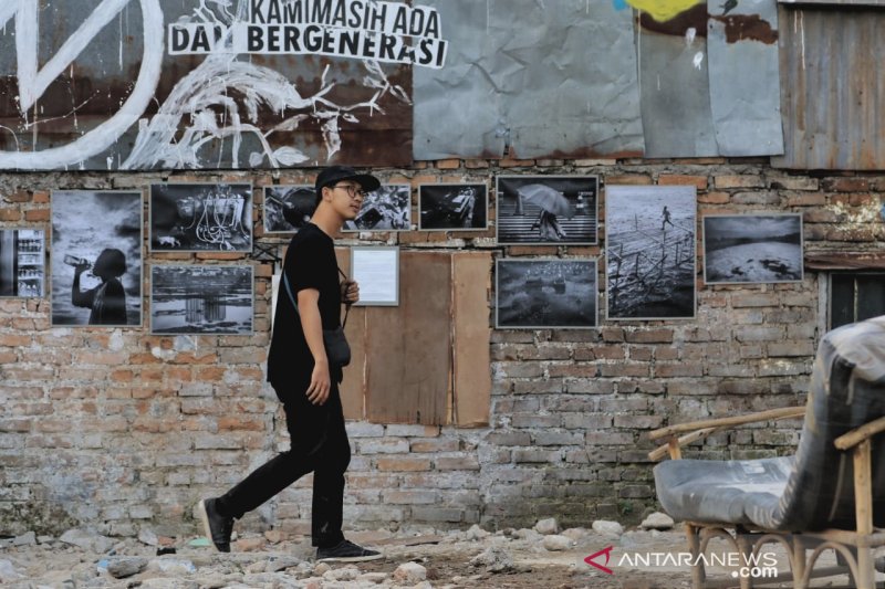 Pameran foto di reruntuhan korban relokasi Tamansari