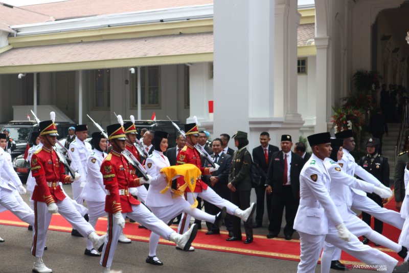 Salma jadi pembawa bendera Merah Putih pada upcara HUT RI di Istana Merdeka