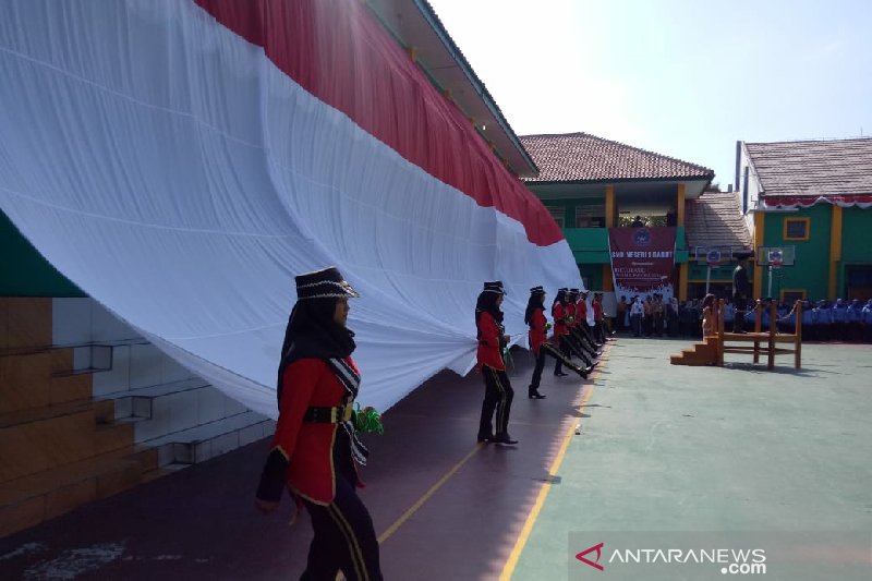 Siswa bentangkan bendera raksasa saat HUT ke-74 RI di Garut