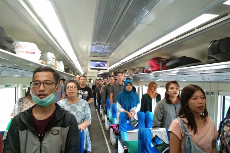 Penumpang Kereta api nyanyikan Indonesia Raya saat detik-detik Proklamasi