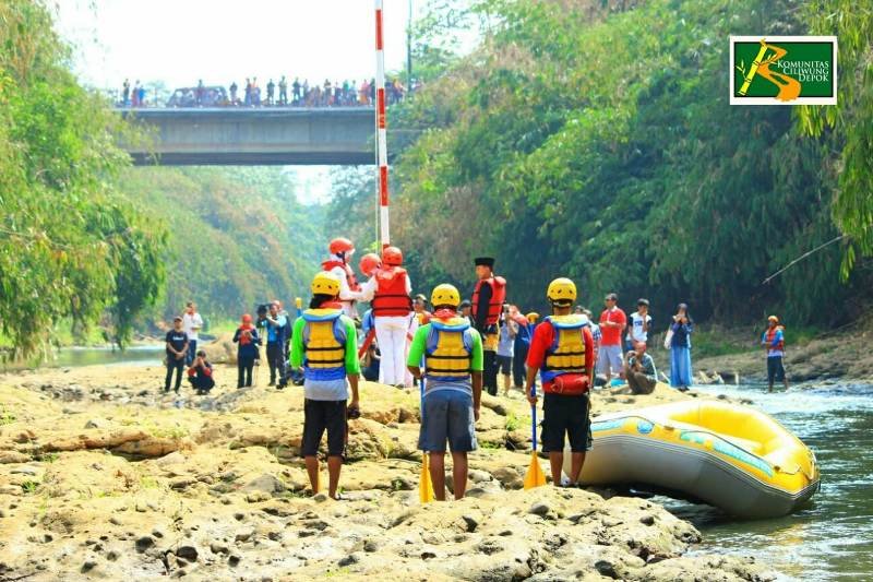Komunitas Ciliwung Depok gelar upacara bendera di Sungai Ciliwung