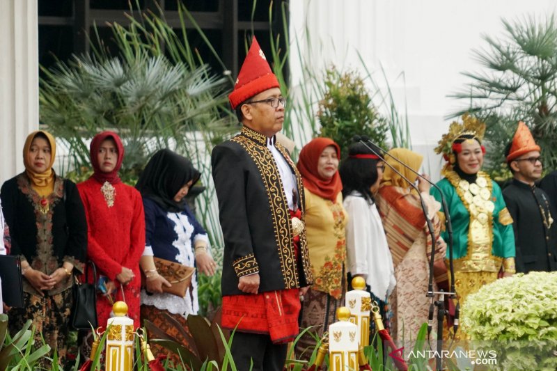 Mensesneg pimpin upacara HUT RI kenakan pakaian adat Sumatera Selatan