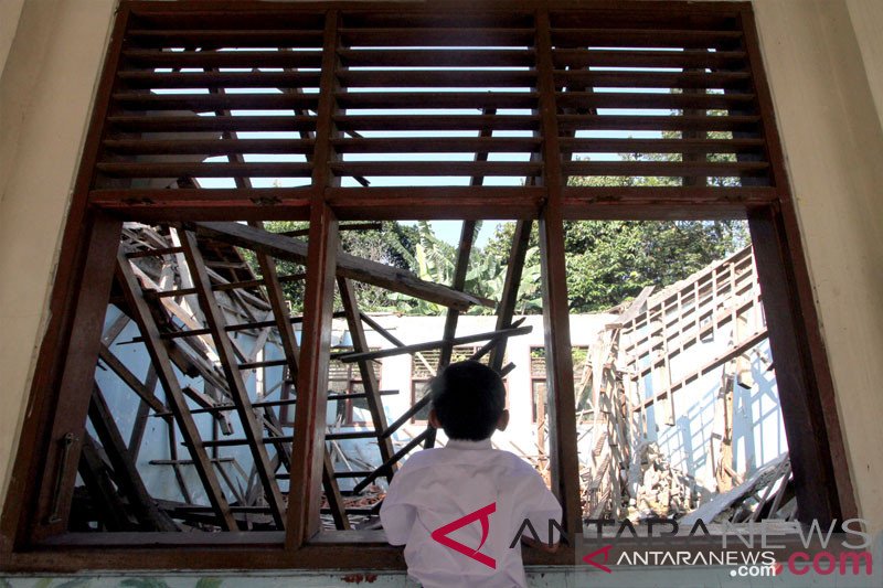 Disdik : 308 bangunan SD di Karawang rusak berat