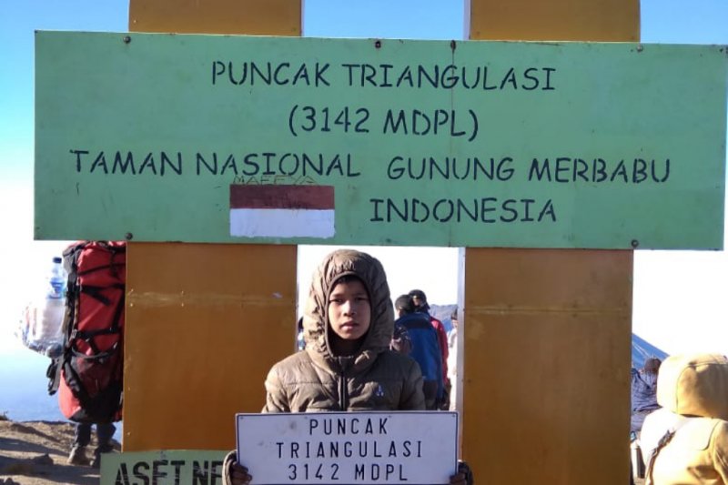 Siswa SD ini peringati HUT ke-74 Indonesia di Puncak Merbabu