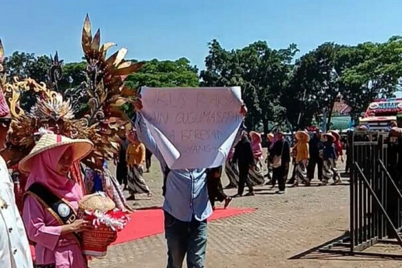 Aksi unjukrasa tunggal warnai hari jadi Cianjur