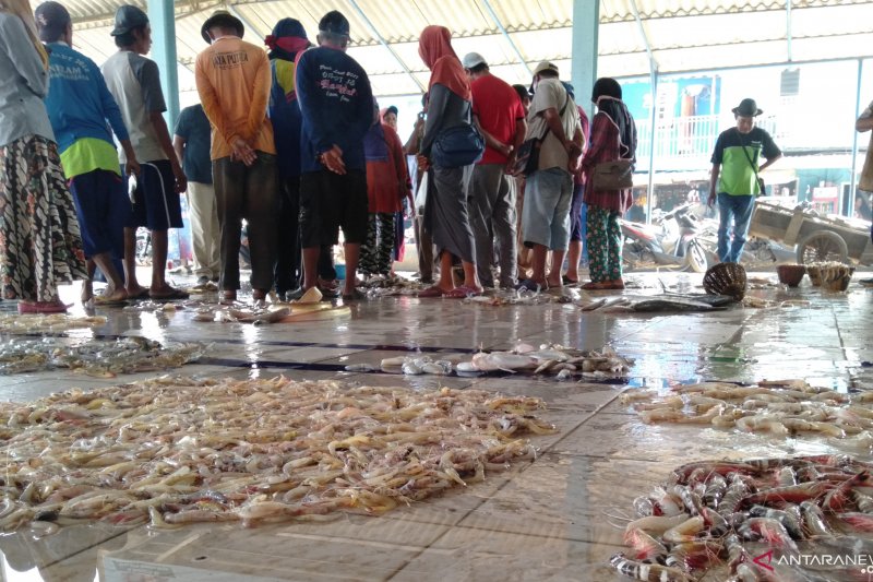 Nelayan Karawang laporkan dugaan korupsi di TPI Tempuran