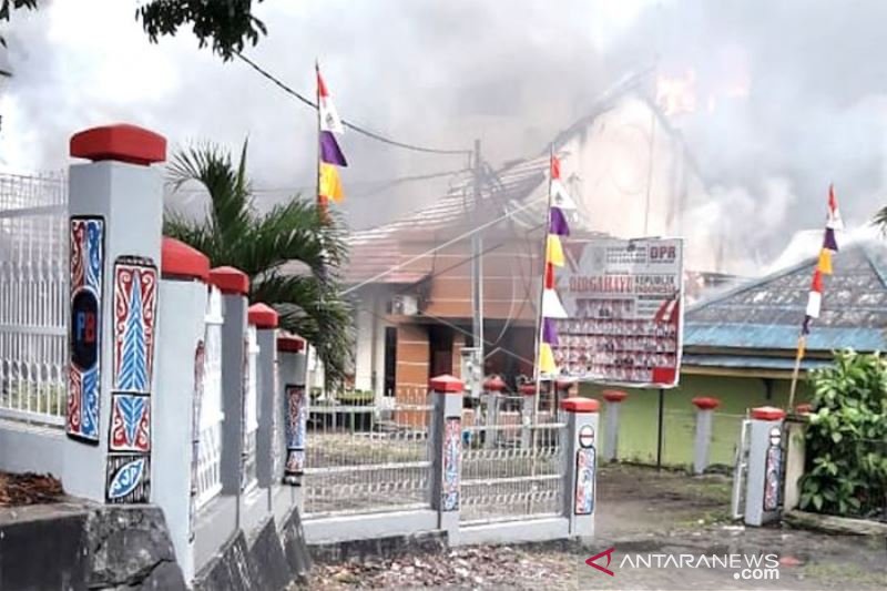 GEDUNG DPRD PAPUA BARAT DIBAKAR MASSA