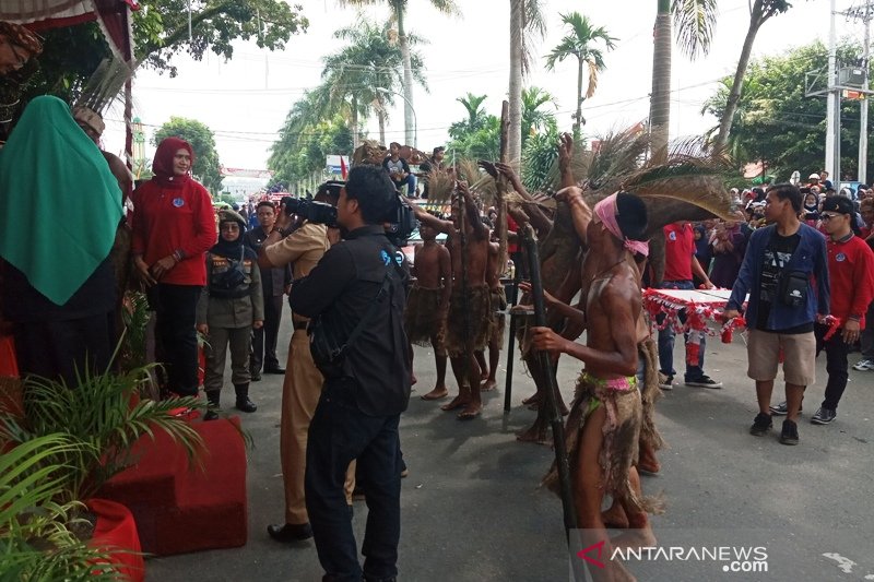 Paguyuban Warga Sunda berpatisipasi saat pawai alegoris di Agam