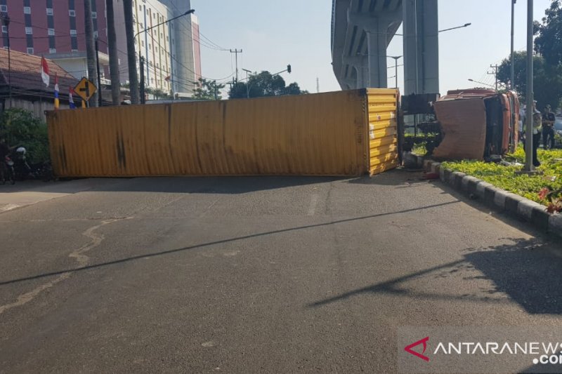 Pelindo kerahkan tiga unit forklift evakuasi truk kontainer terguling