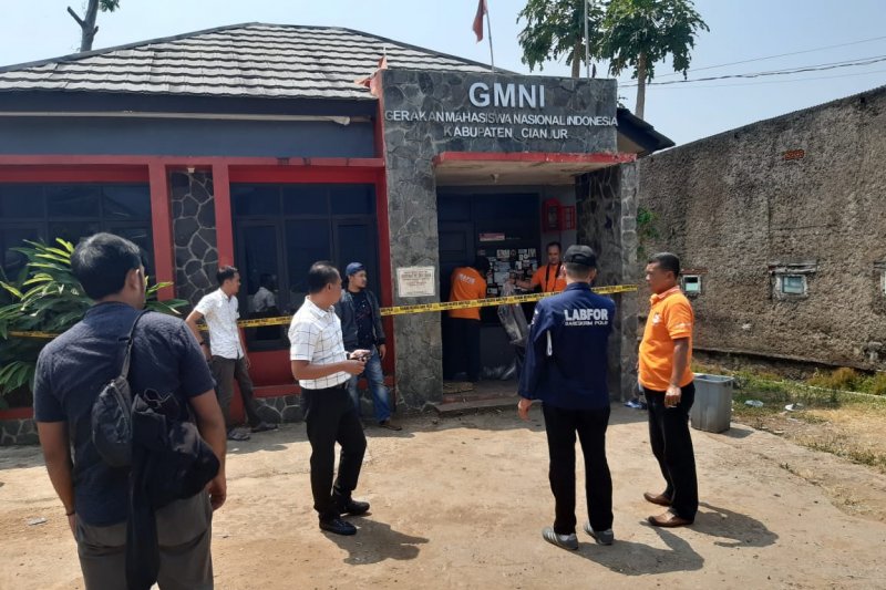 Polisi olah TKP di Sekretariat GMNI Cianjur yg terbakar