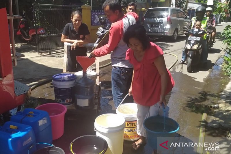 BPBD Cimahi distribusikan 30 ribu liter air per hari atasi krisis air