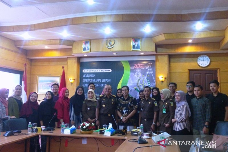 Kabid Media dan Humas Kejagung di Padang, ajak generasi millenial sadar hukum