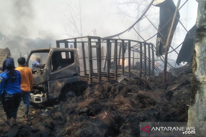Kebakaran landa pabrik pengolahan ijuk di Cianjur