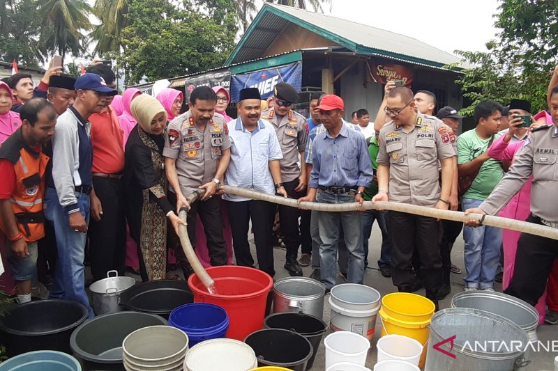 Polda Sumbar distribusikan air bersih ke Lubuk Kilangan atasi kekeringan