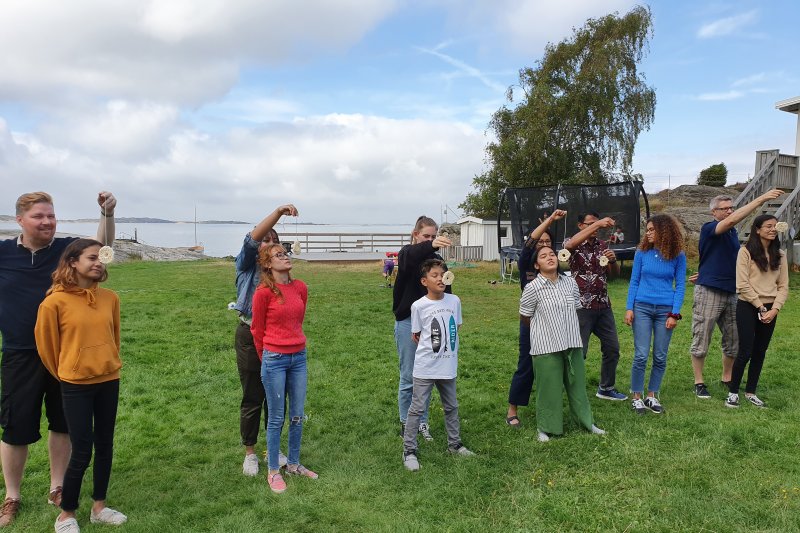 Anak-anak Swedia ikut lomba makan kerupuk dan balap karung