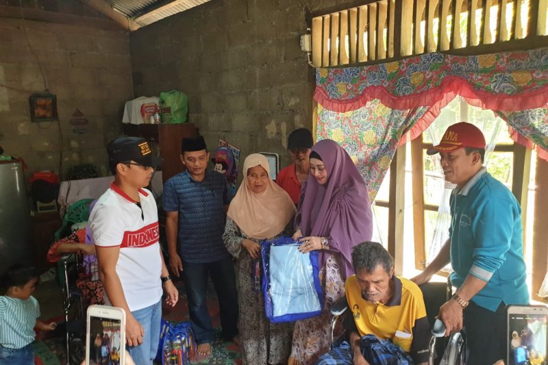 Lisda Hendrajoni Serahkan Kursi Roda ke Dua Warga Batang Kapas