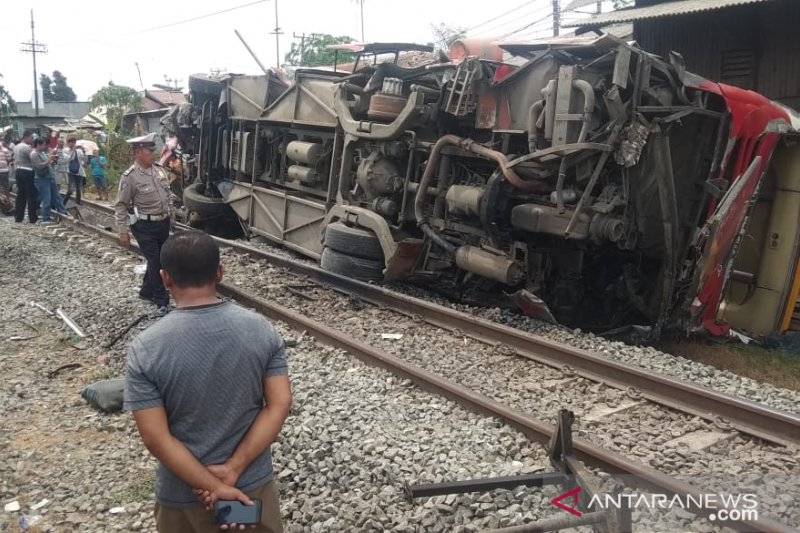 Bus Agra Mas terbalik dihantam kereta api di Karawang