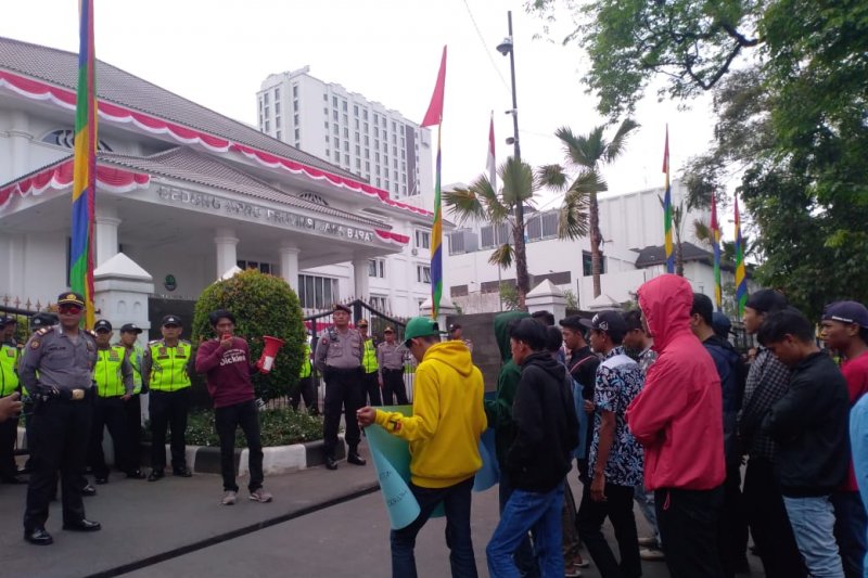 Ormas pemuda demo kritisi istri calon pimpinan DPRD Jabar terjerat kasus hukum