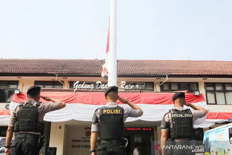 Polres Bogor kibarkan bendera setengah tiang untuk almarhum Ipda Erwin