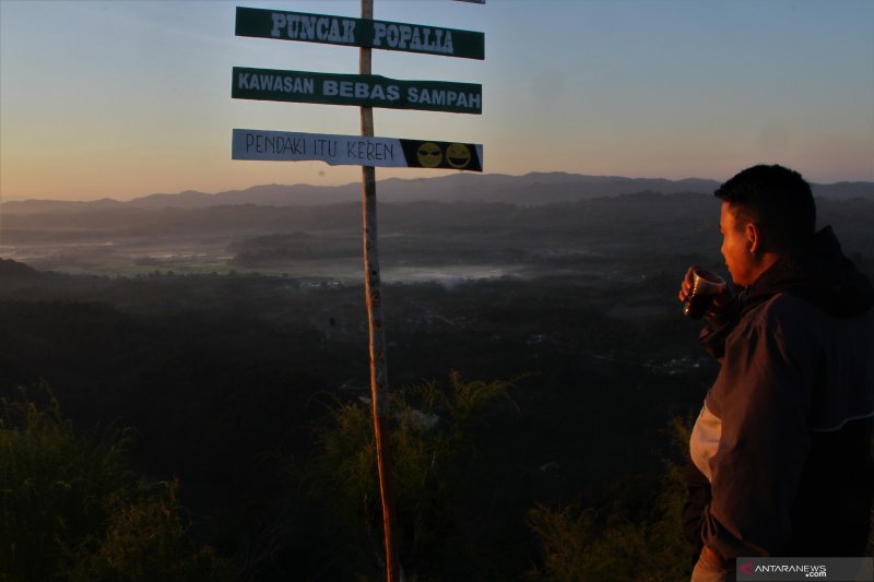 WISATA PUNCAK GUNUNG POPALIA WOLASI