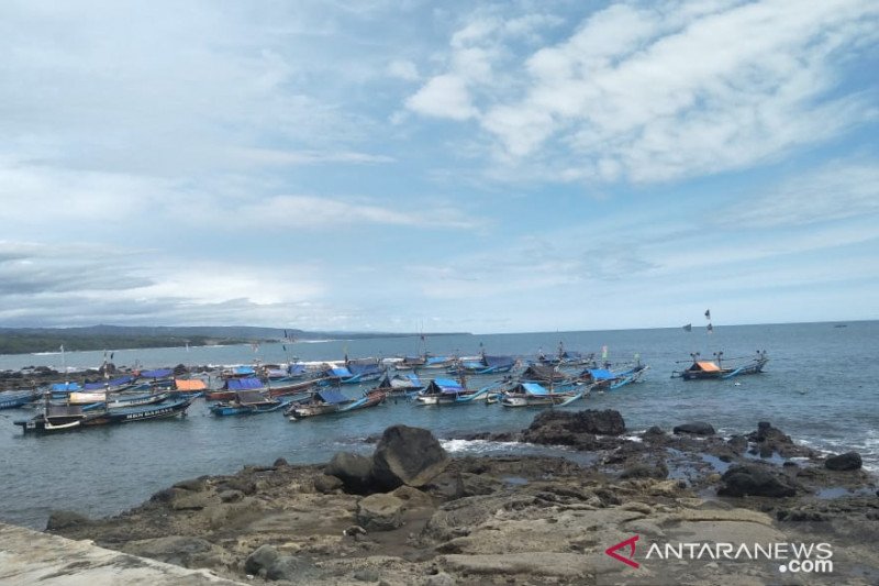 Nelayan Cianjur alih profesi buruh tani saat tidak bisa melaut