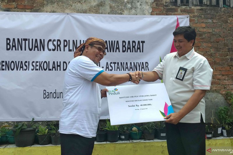 PLN UP2B Jabar salurkan CSR renovasi SD di Bandung