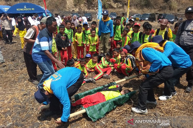Ratusan warga ikuti simulasi bencana letusan Gunung Guntur