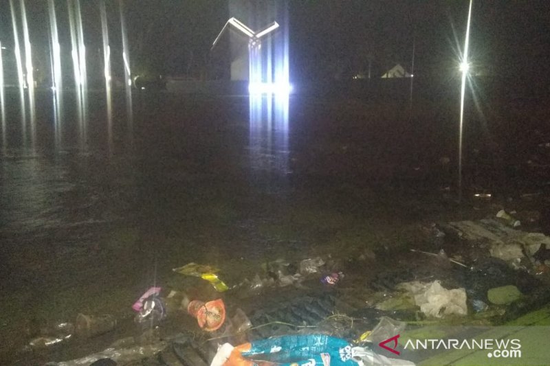 Drainase tak berfungsi, Aun-alun Cianjur tergenang banjir