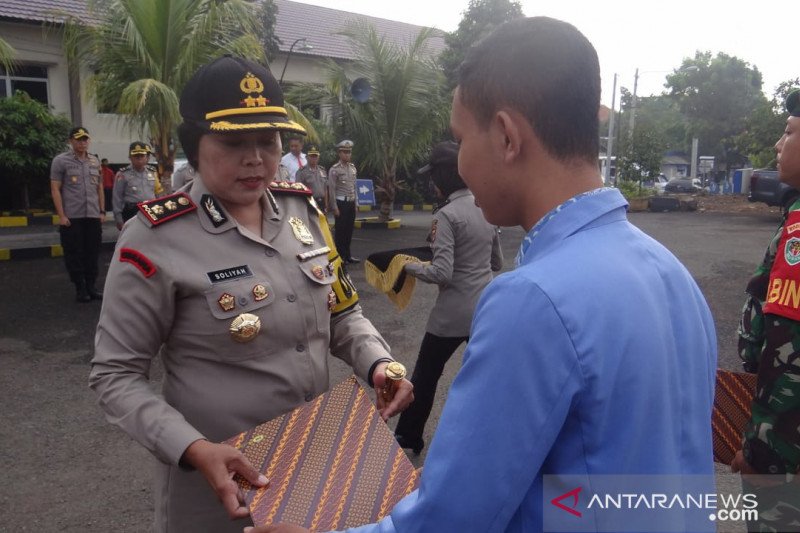 Polres Cianjur beri penghargaan siswa yang menolong almarhum Ipda Erwin