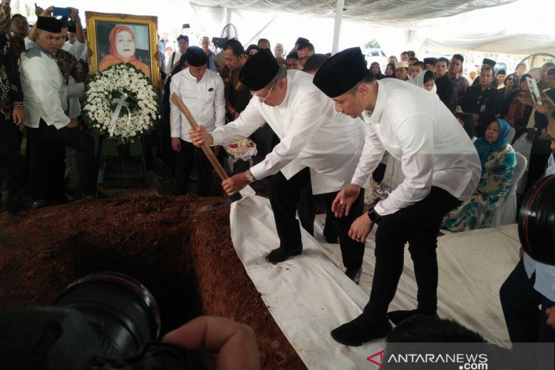 SBY taburkan tanah ke makam ibundanya di TPU Tanah Kusir