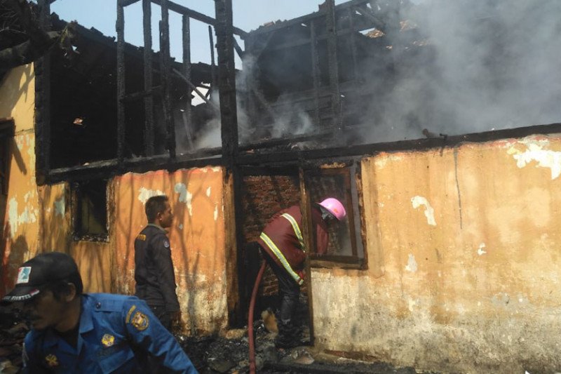 Dua rumah terbakar diduga akibat korsleting listrik