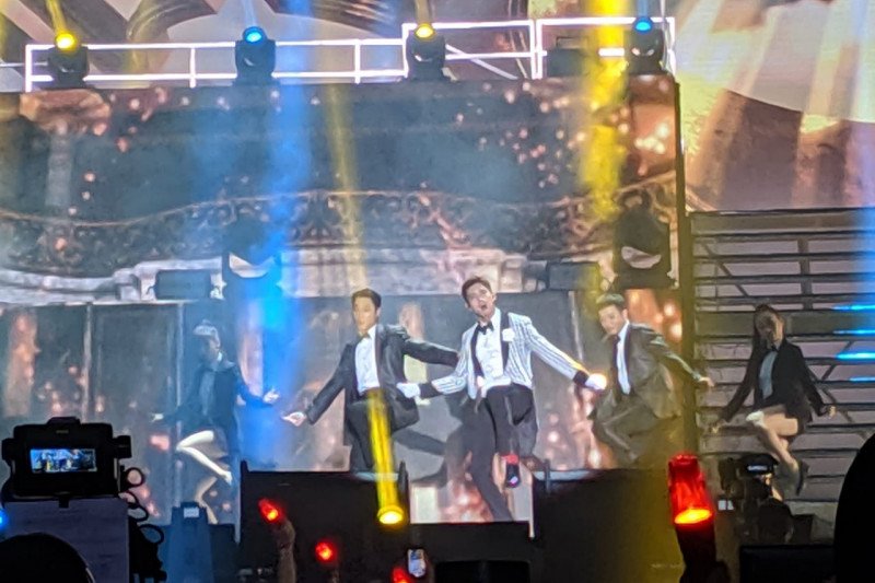 Konser grup K-pop TVXQ rancak, penonton ramai menjerit