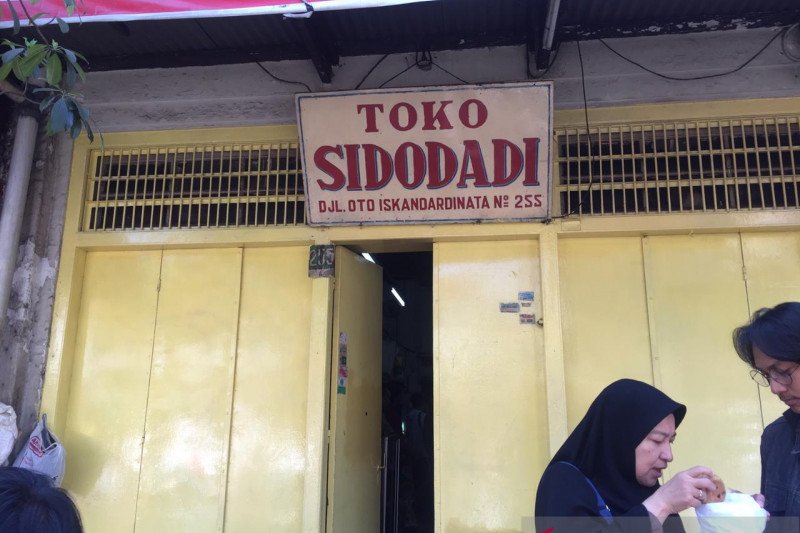 Jajan di toko-toko roti jadul di Bandung