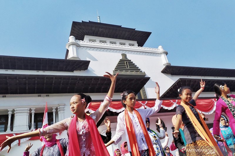 Ratusan perempuan berkebaya menari Ketuk Tilu di halaman Gedung Sate