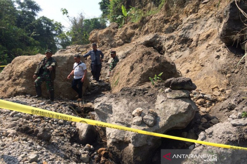 Seorang penambang di lereng Merapi tewas tertimpa longsoran batu - ANTARA  News