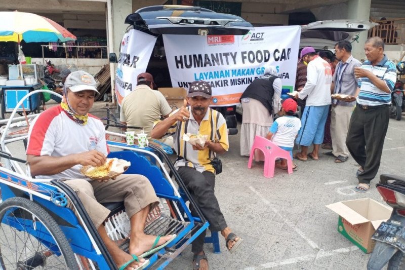 ACT bagi makanan untuk buruh dan tukang becak