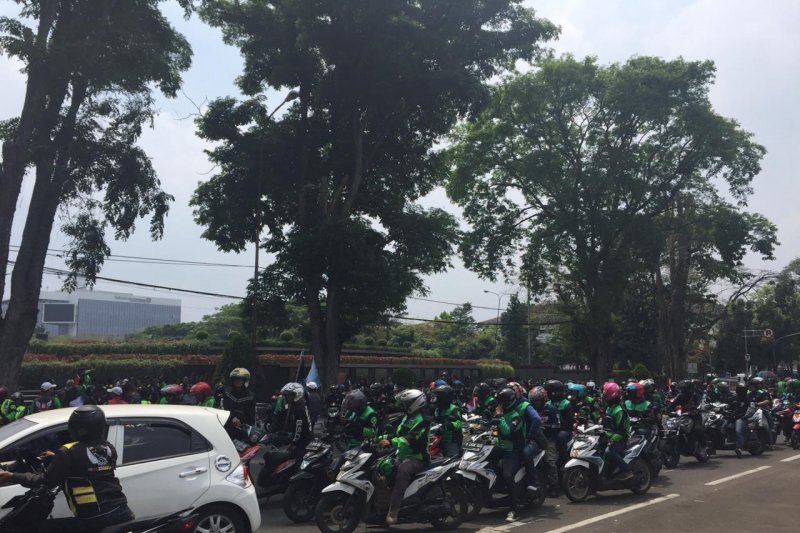 Ratusan Pengemudi Ojol Bandung demo terkait pernyataan Bos Taksi Malaysia