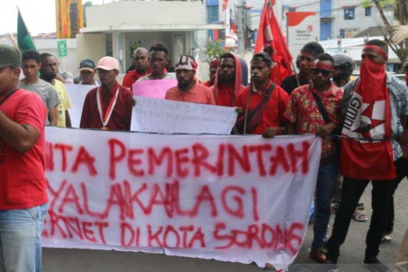 Papua Terkini - Puluhan mahasiswa Sorong protes pembatasan jaringan internet
