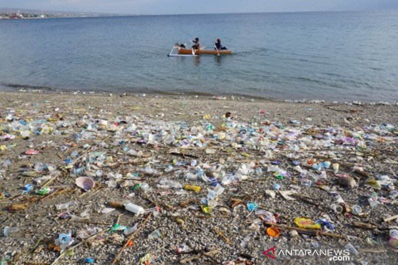 Sampah plastik penuhi pantai