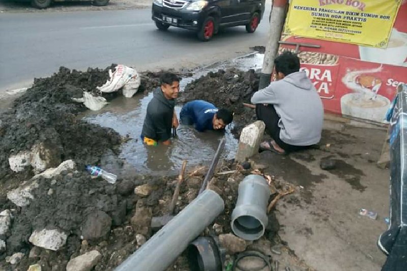 Pipa PDAM di Garut keropos menyebabkan pendistribusian air terhambat