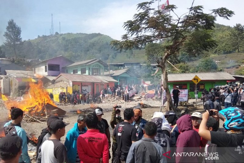 Satpol PP tetap bongkar 30 bangunan di Puncak Bogor walau sempat dihadang warga