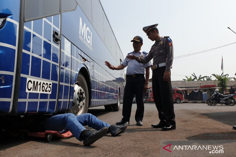 Petugas gabungan cek kendaraan dan tes urine sopir di terminal Cianjur
