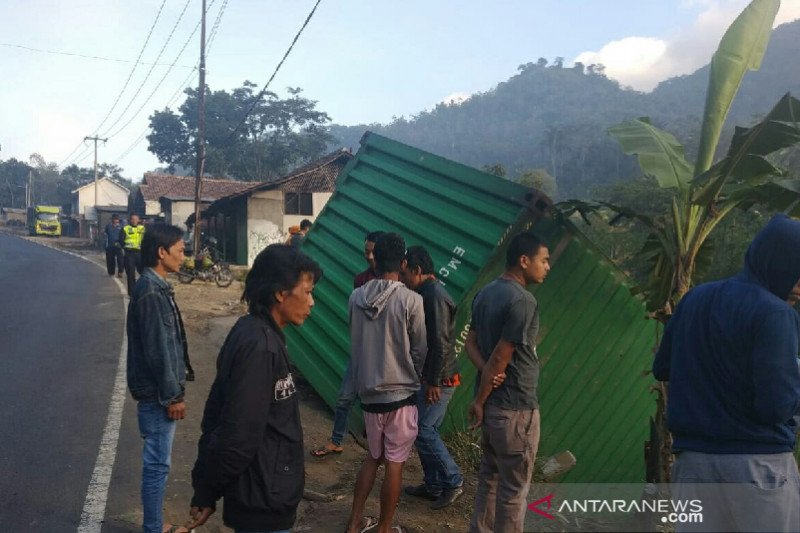 Truk kontainer tabrak rumah di Tasikmalaya, tiga orang terluka