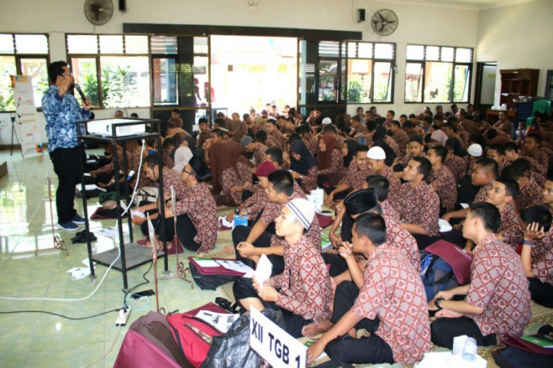 Dinkop UKM Sleman memberi tips wirausaha untuk siswa SMK