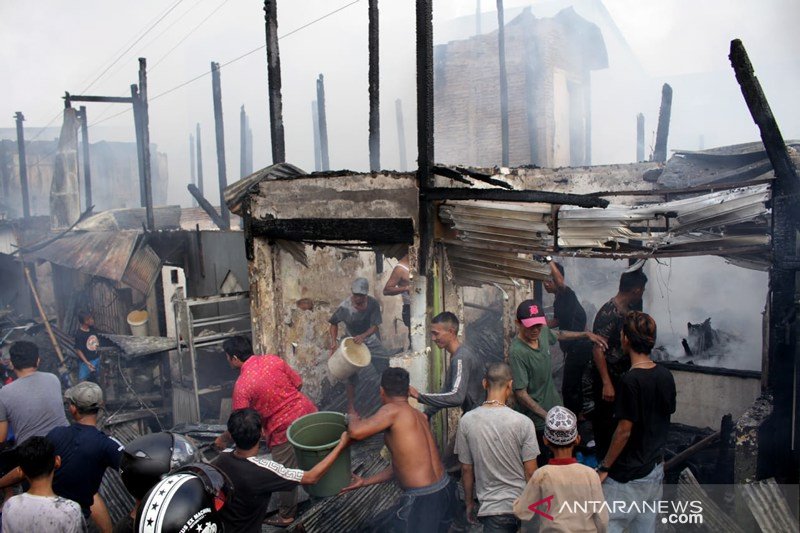 Kebakaran hanguskan delapan rumah