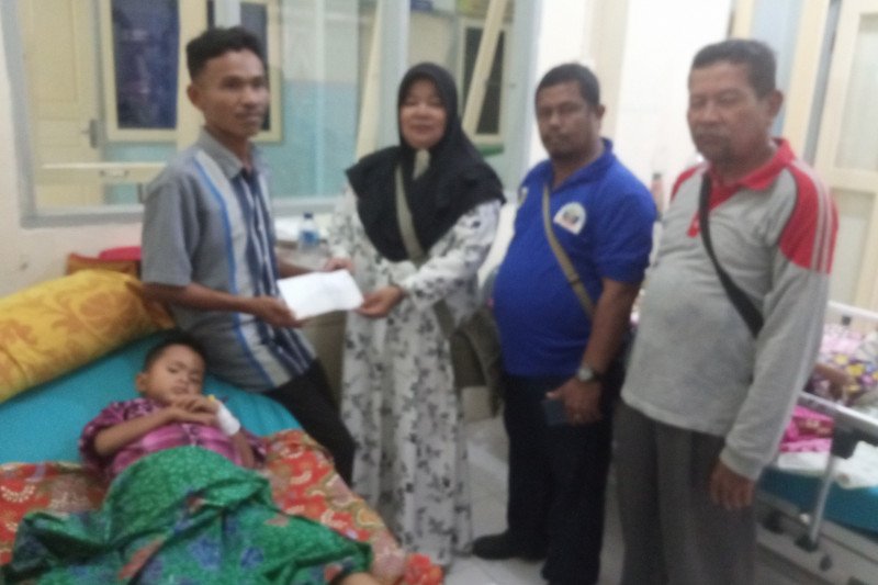 PWI Agam bantu biaya pengobatan anak dari keluarga kurang mampu