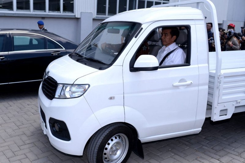 Jokowi jajal mobil angkut buatan Esemka