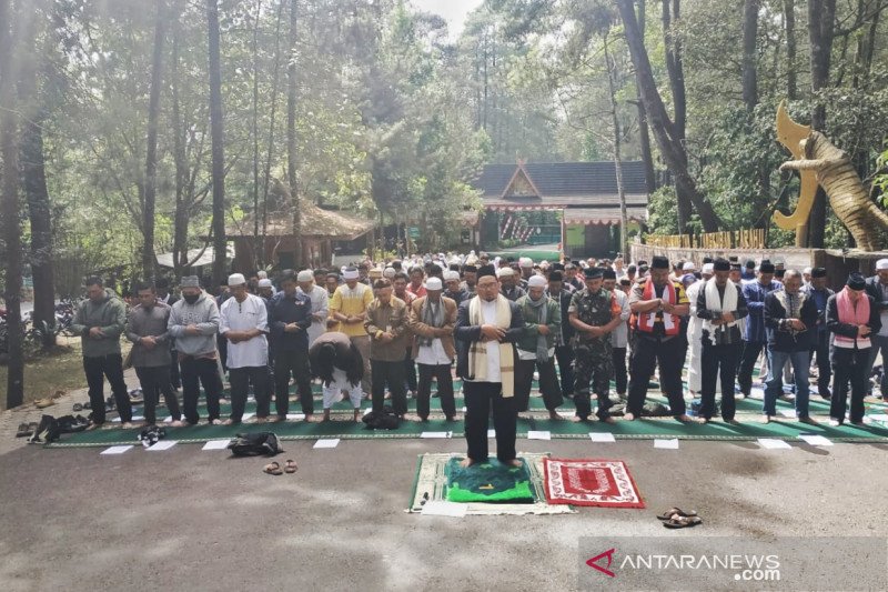 Pedagang kembali salat hajat berjamaah memohon agar Tangkuban Parahu normal