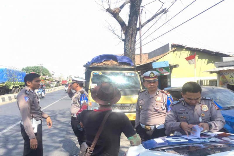 Polres Cirebon tindak tegas kendaraan lebihi muatan